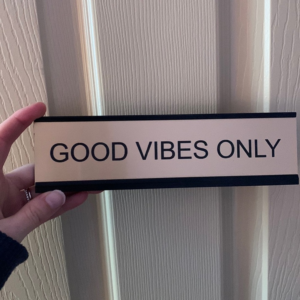 Good vibes only desk sign